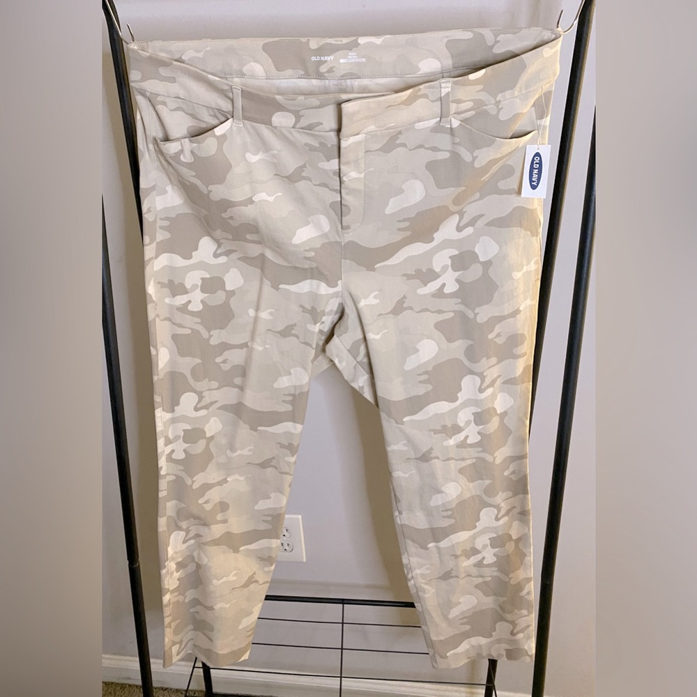 Old Navy Tan Camouflage Pixie High-Rise Pant